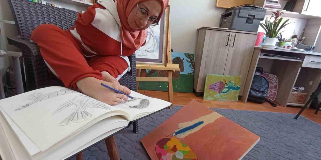 Kolları Olmayan Genç Kız Hedeflerine Ayaklarıyla Çizerek Ulaşıyor