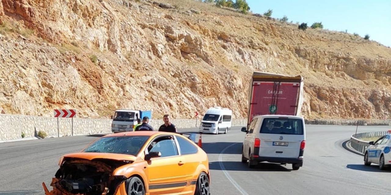 Kontrolden Çıkan Otomobil İstinat Duvarına Çarptı: 1 Yaralı