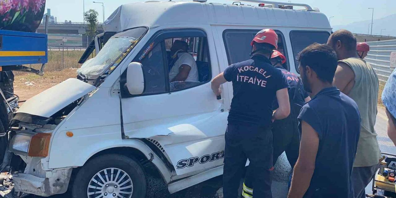 Minibüs Su Tankerine Çarptı: Sıkışan Sürücü Aracın Kapısı Kesilerek Çıkartıldı