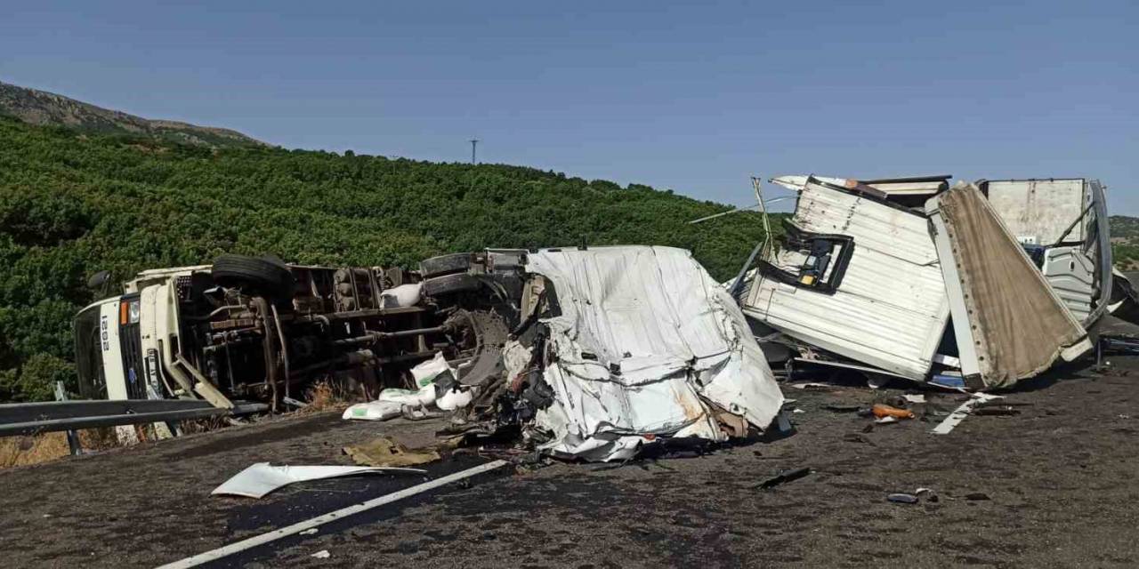 Kamyon İle Çarpışan Tırın Kupası Ayrıldı: 1 Yaralı