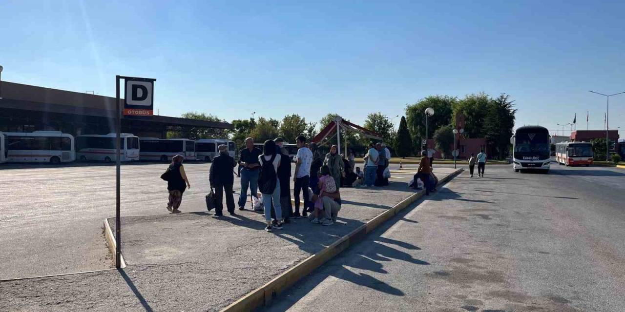 Otobüs Durağının Taşındığı Yerde Oturacak Alan Bulunmaması Tepki Çekti