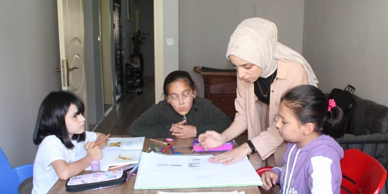 Hayallerinden Vazgeçmeyen Genç Eğitimci Kendi Kurduğu Sanat Atölyesinde Öğrencilerine Işık Oluyor