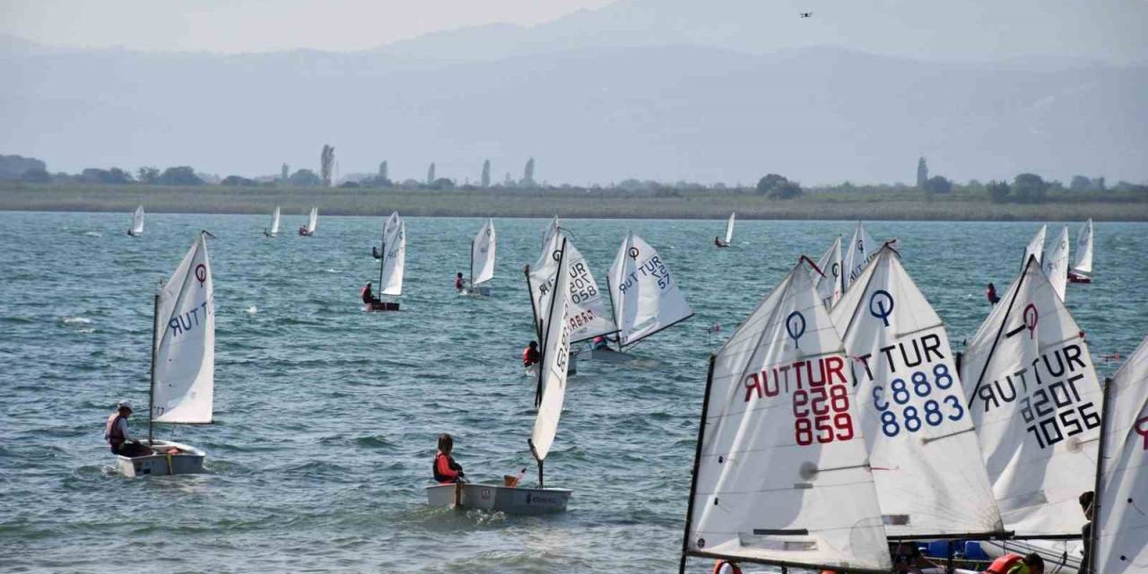 İznik Gölünde Heyecan Dolu Yelken Yarışları