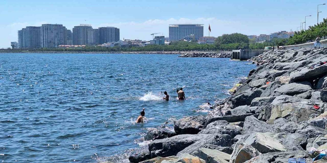 Sıcaktan Bunalan İstanbullular Soluğu Denizde Aldı