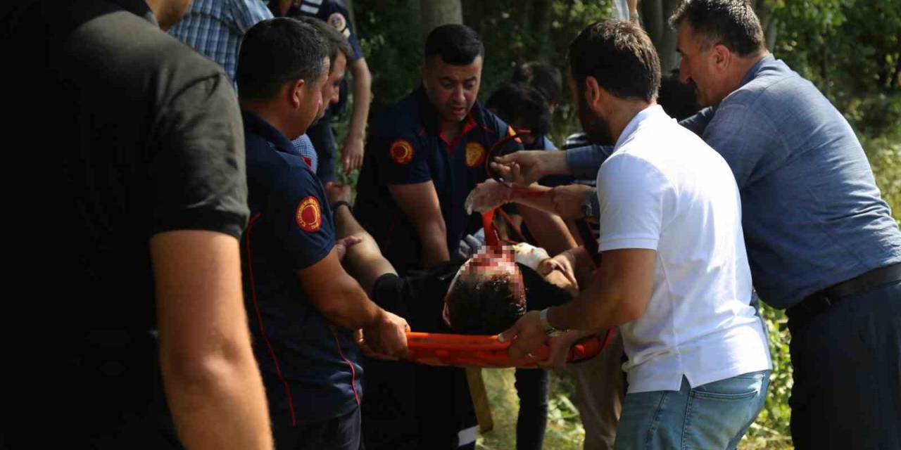 Minibüs Şarampole Uçtu, Sıkışan Sürücüyü İtfaiye Kurtardı