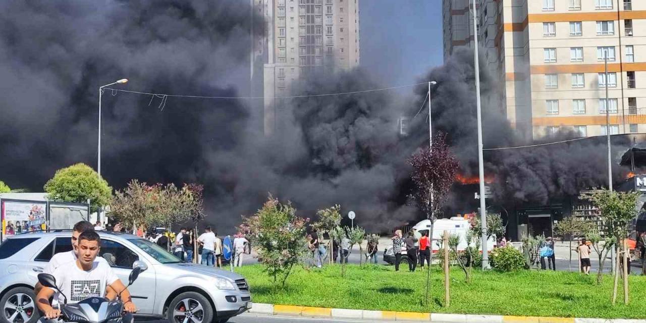 Avcılar’da Henüz Açılışı Yapılmayan Avm’nin Çatısı Alev Alev Yandı