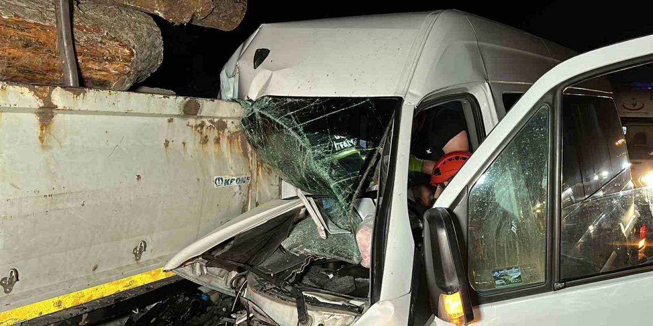 Tomruk Yüklü Tıra Minibüs Çarptı: 1 Ölü, 20 Yaralı