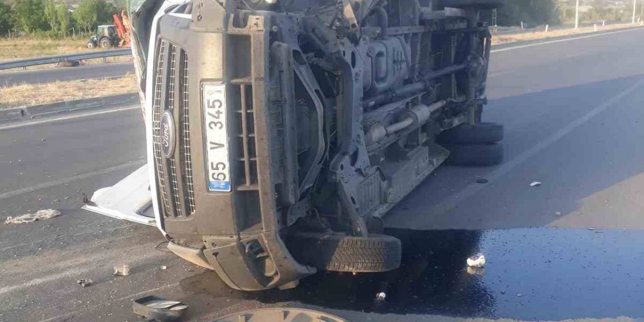 Minibüs Elektrik Direğine Çarptı: 1 Yaralı
