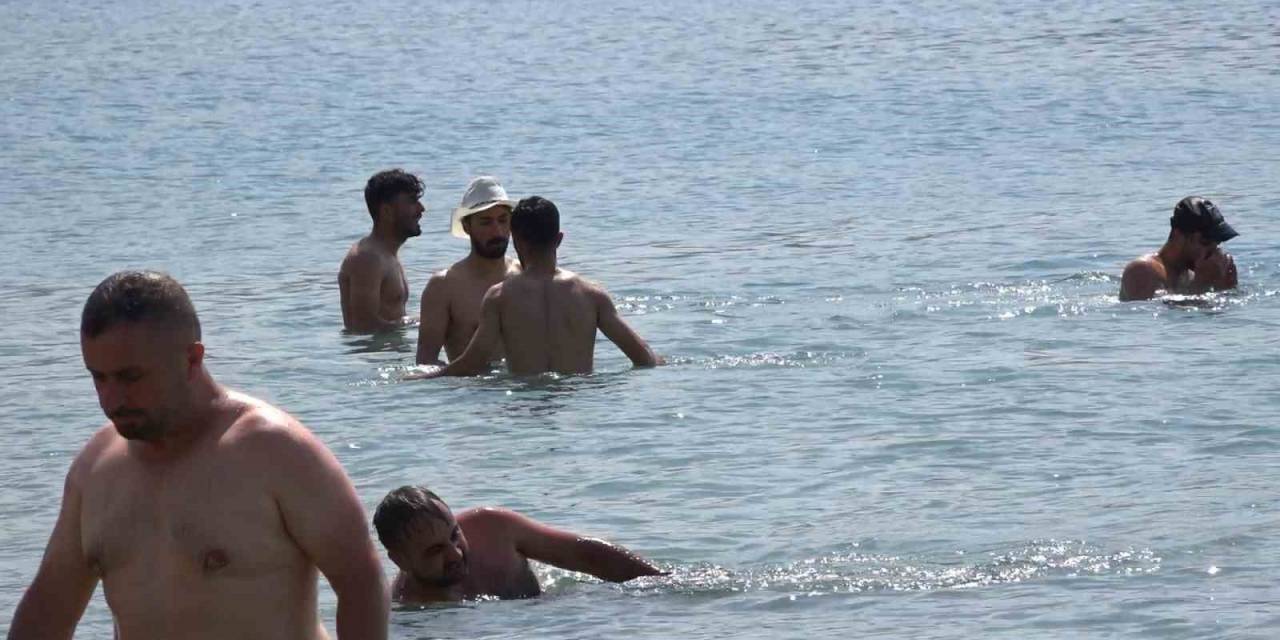 Sıcak Havadan Bunalanlar Serinlemek İçin Van Gölü’ne Girdi