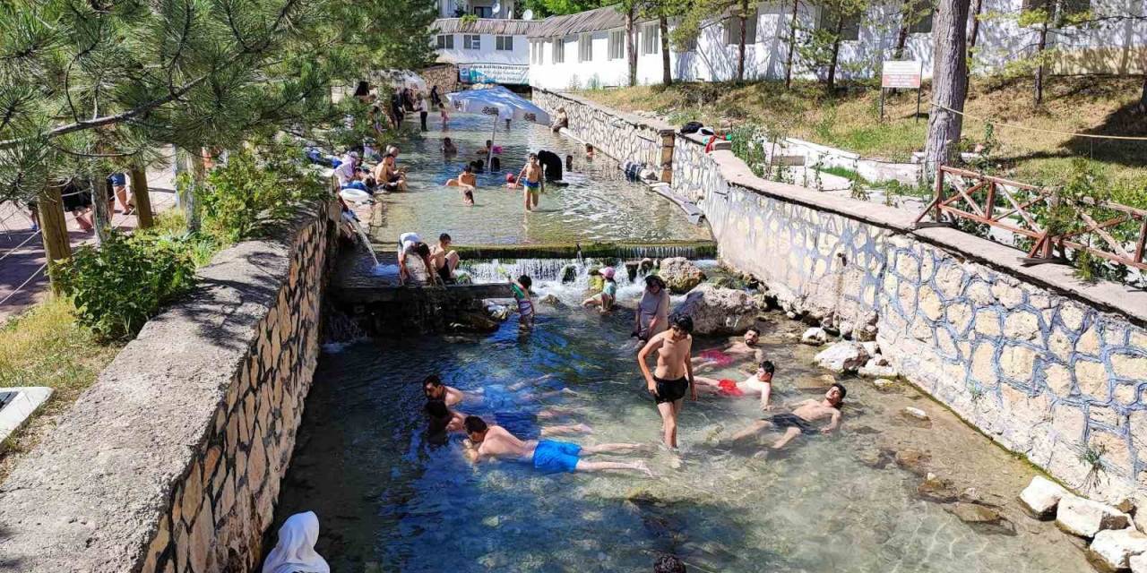 Dünyada Benzeri Yok, Hem Serinliyorlar Hem Şifa Buluyorlar