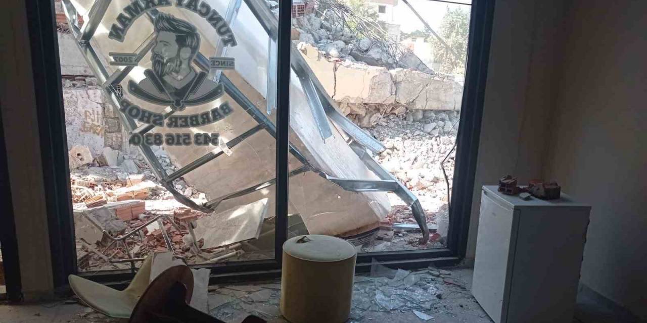 Ağır Hasarlı Binanın Duvarı İş Yerinin Üzerine Yıkıldı