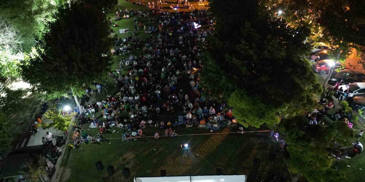 Yüzlerce Kişi Açık Havada Sinema Keyfi Yaşadı