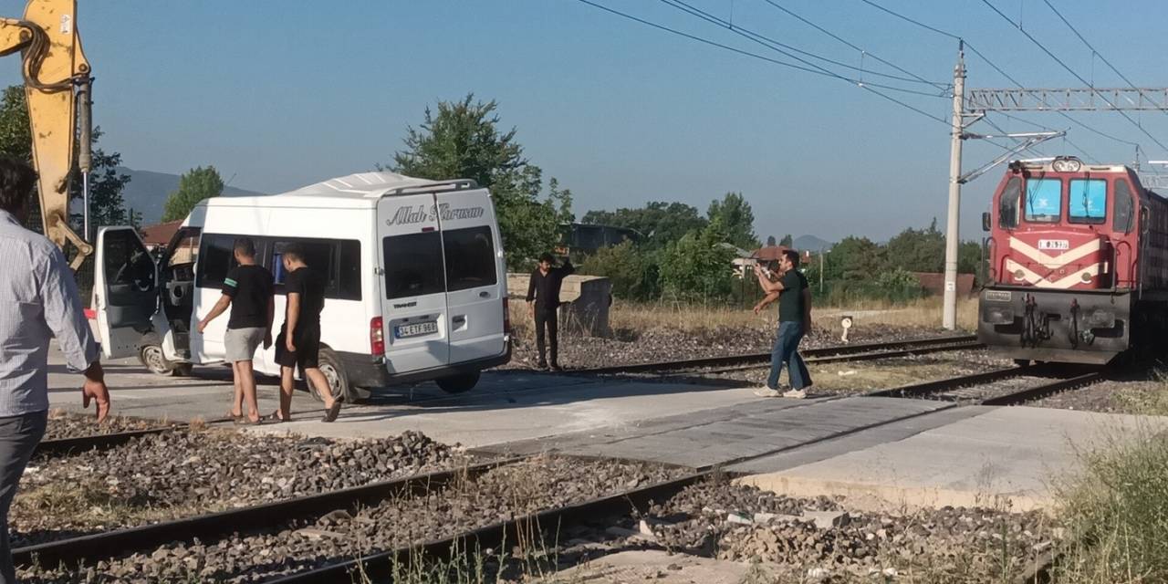 Yük Treni İle Minibüs Hem Zemin Geçitte Çarpıştı