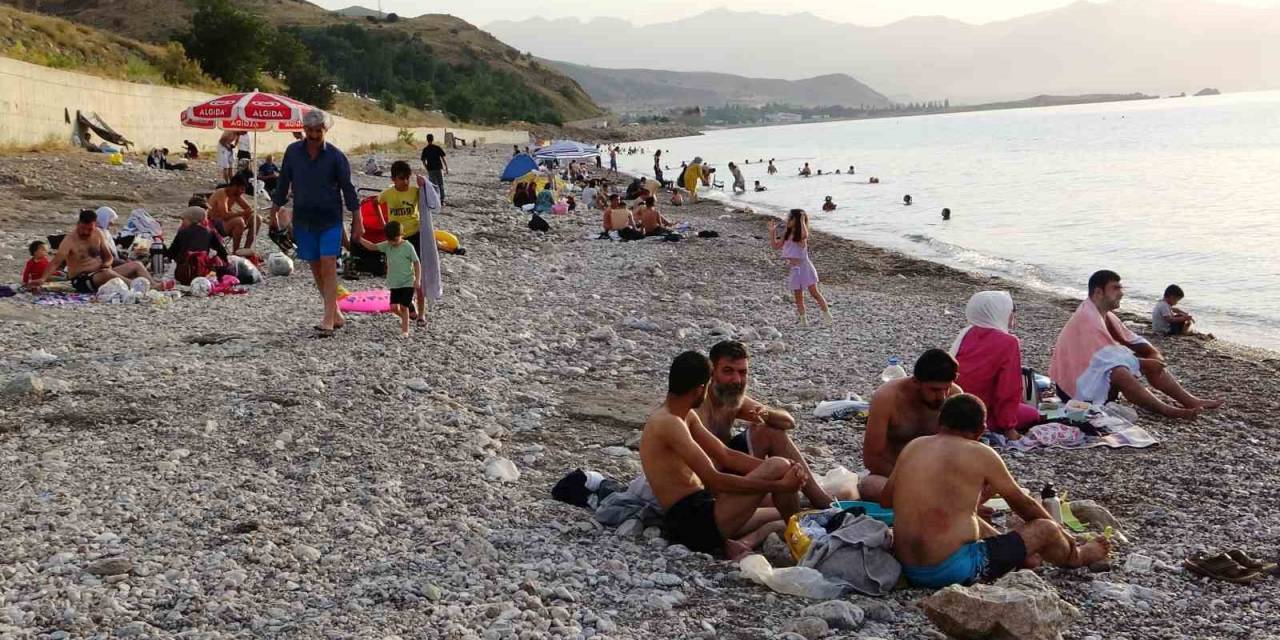 Sıcaktan Bunalan Vatandaşlar Van Gölü’ne Akın Etti