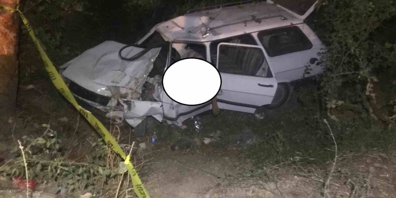Şarampole Girip Ağaca Çarpan Otomobilde 2 Kişi Öldü, 1 Kişi Yaralandı