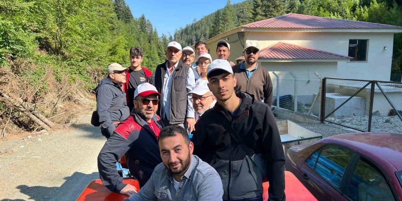 Türkülere Konu Olan Ilgaz Dağı’nın Zirvesinde Dev Türk Bayrağı Dalgalandırıldı