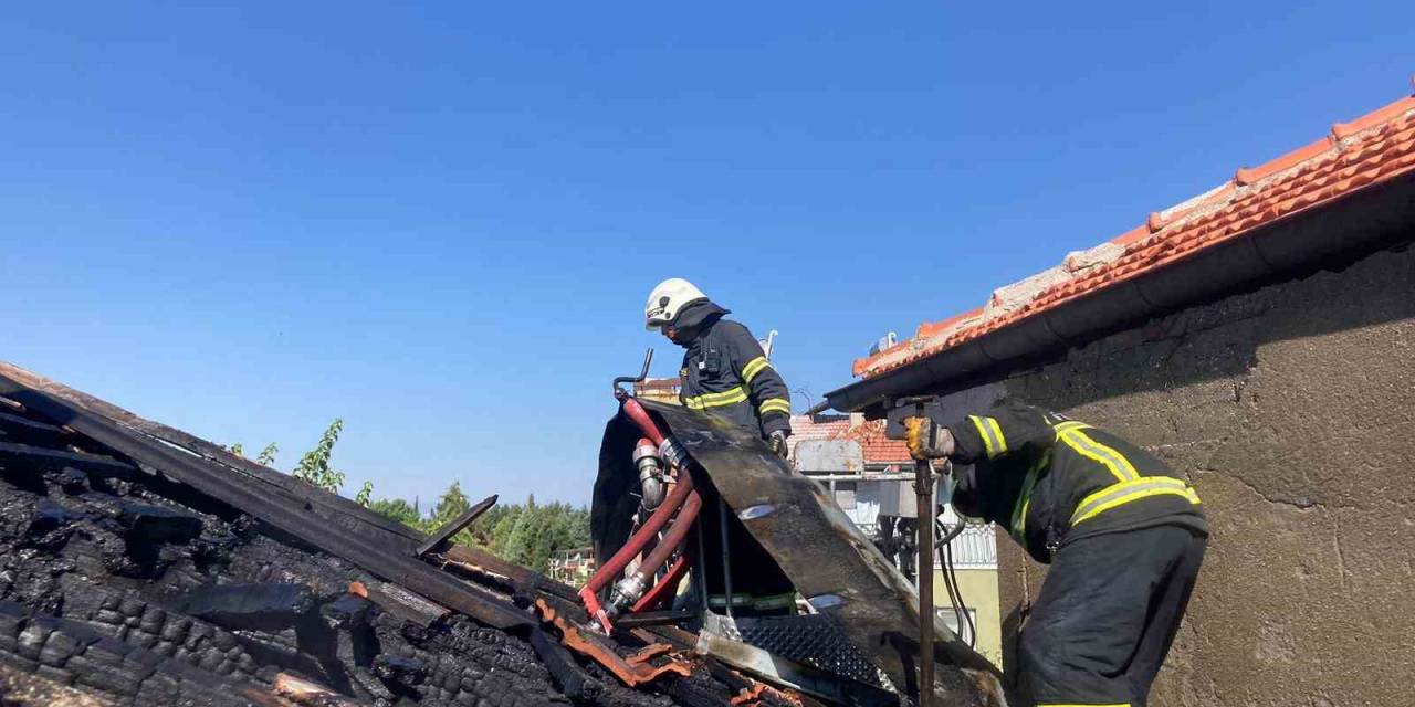 Ekmek Pişirmek İçin Yaktıkları Ateş Evi Yaktı, Çatı Katı Kullanılamaz Hale Geldi