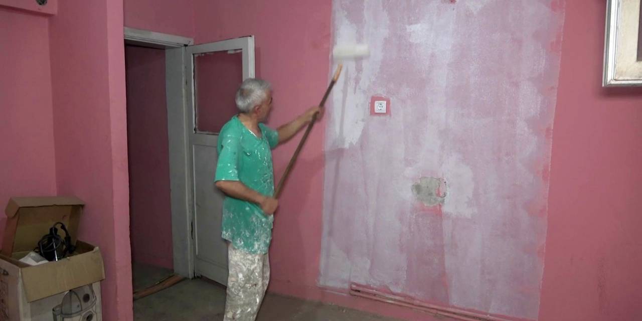 4 Çocuk Babası Boyacı, 10 Yaşında Başladığı Mesleğiyle Evlatlarını Yetiştirip Okutuyor