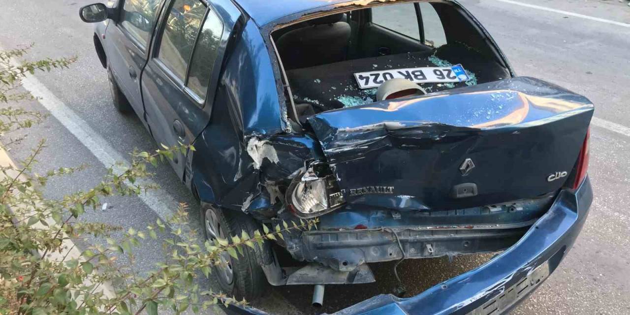 Bilecik’te Minibüs İle Otomobilin Çarpışması Sonucu 2 Kişi Yaralandı