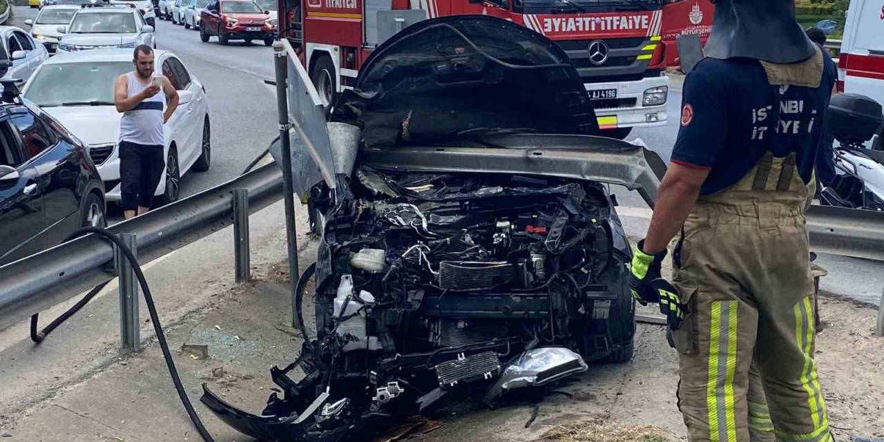 Ataşehir’de Lüks Cip Bariyerlere Ok Gibi Saplandı