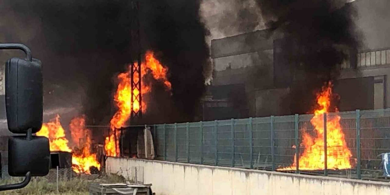 Kimya Fabrika Yangınında Fabrikanın Etrafında Geniş Güvenlik Önlemleri Alındı