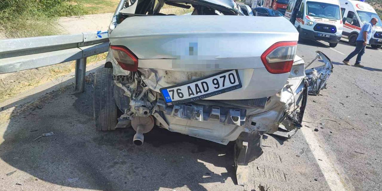 Otomobille Minibüs Çarpıştı: 5 Yaralı
