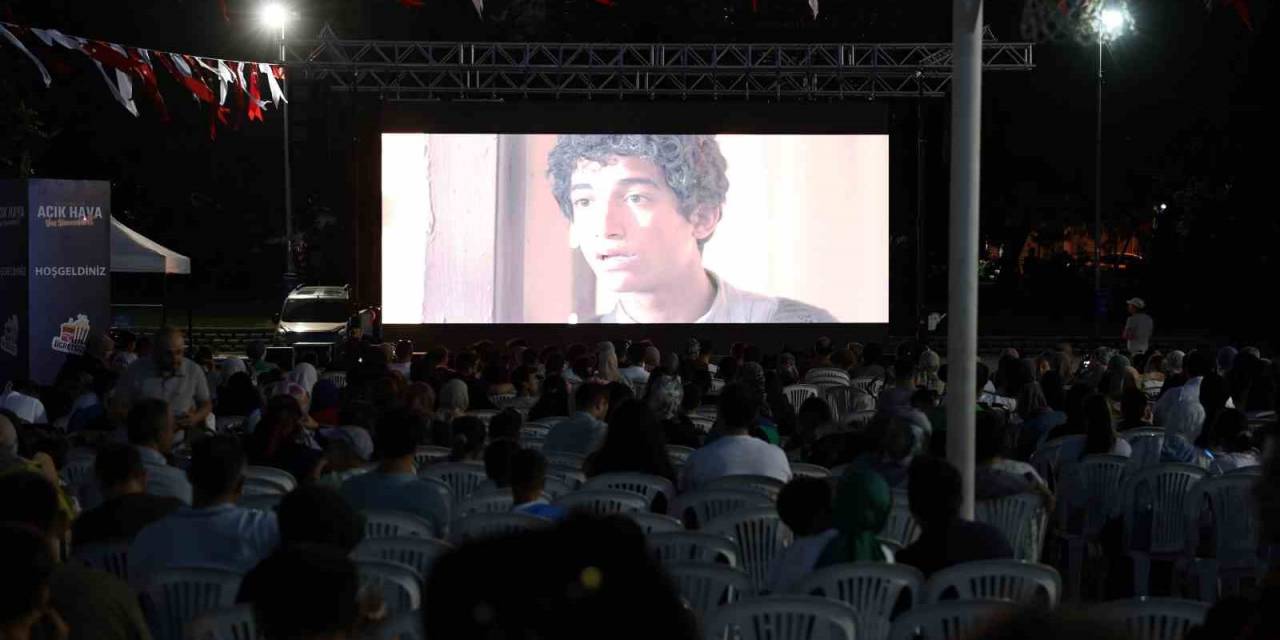 Sultangazi’de Açık Hava Sinema Keyfi ‘müslüm’ Filmiyle Başladı