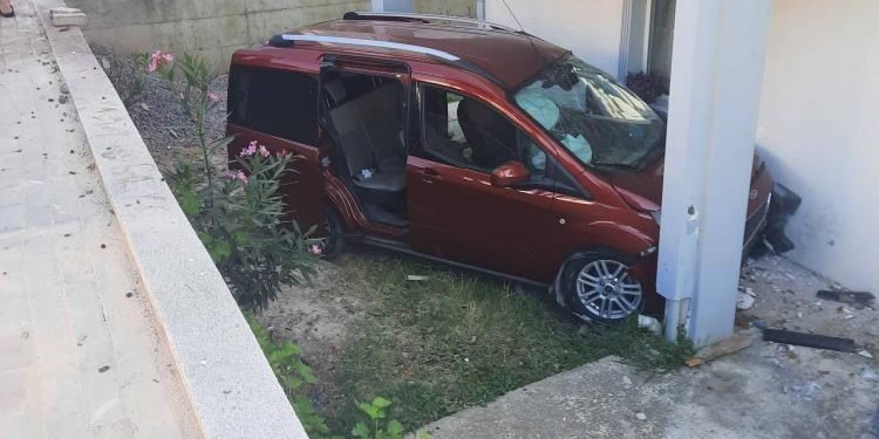 Yalova’da Kontrolden Çıkan Kamyonet Binaya Çarptı