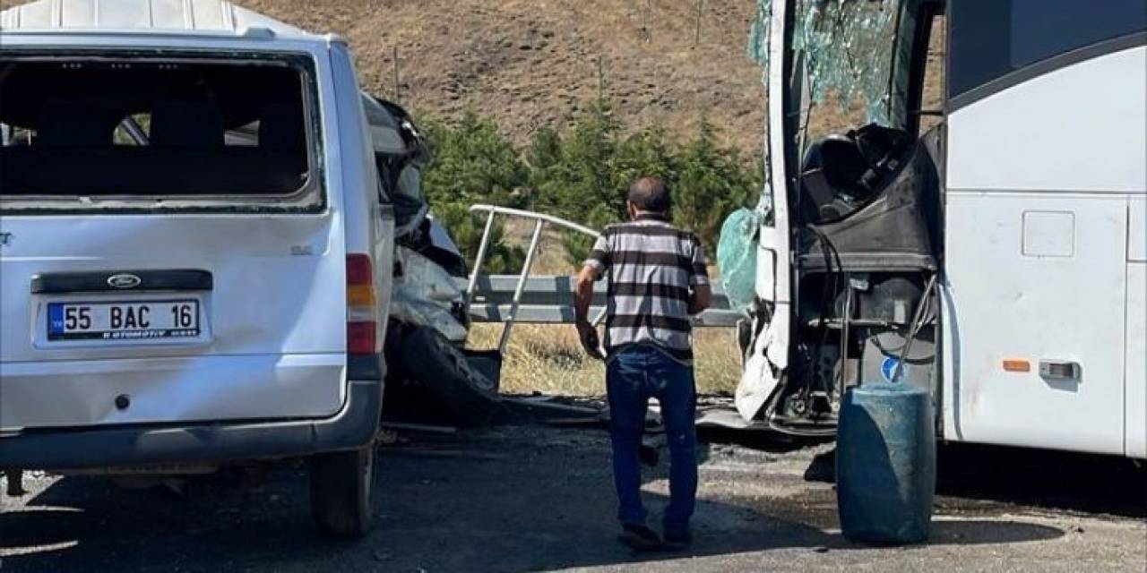 Niğde’de Yolcu Otobüsü Minibüsle Çarpıştı: 1 Ölü, 7 Yaralı