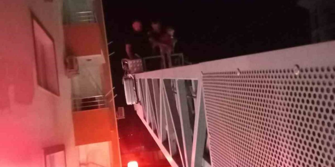 Evde Mahsur Kalan 2 Yaşındaki Çocuğu İtfaiye Kurtardı