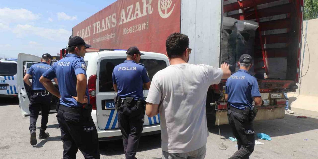 Kaçak Göçmenleri Taşıyan Tır Sürücüsü Tutuklandı