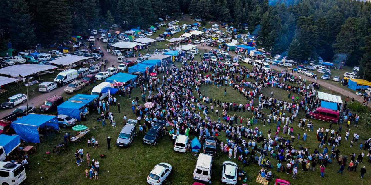 Yüzlerce İnsanın Katıldığı Gevrek Festivalinde Horonun Muhteşem Uyumu Havadan Görüntülendi