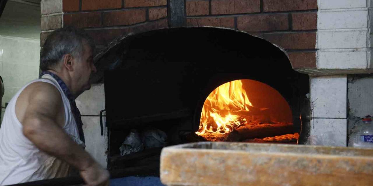 Tarihi Uzun Çarşı’nın En Eski Fırıncısı ‘eyyamı Bahur’ Sıcaklarına Rağmen Ocak Başına Geçiyor