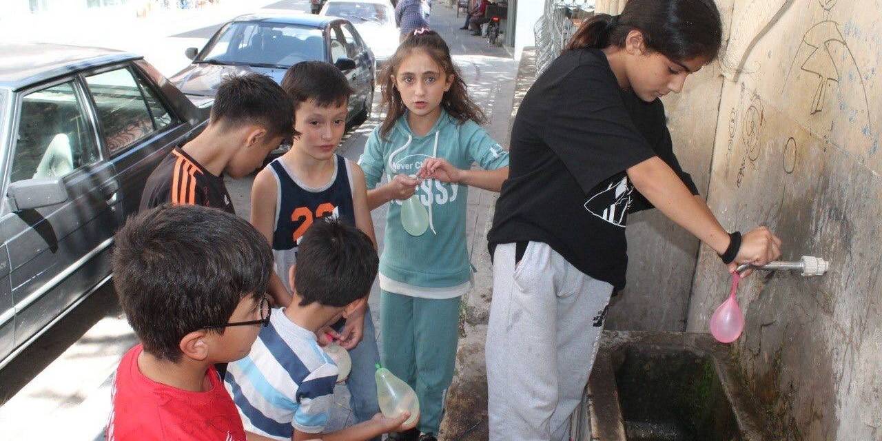 Sıcak Havadan Bunalan Çocuklar Su Savaşı Yaparak Serinlediler