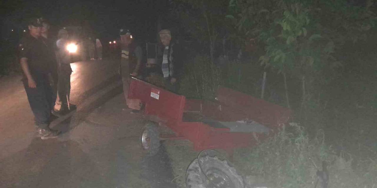 Şerit İhlali Yapan Alkollü Sürücünün Kullandığı Otomobil Tarım Aracına Çarptı, 2 Kişi Yaralandı