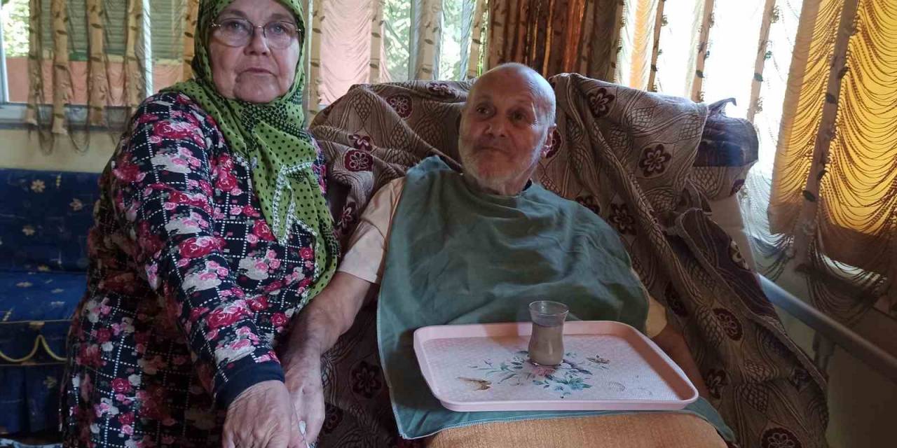 Mutlu Olsun Diye Islık Bile Çalıyor: Vefalı Eş, 17 Yıldır Bakıyor Kocasına Bebek Gibi Bakıyor