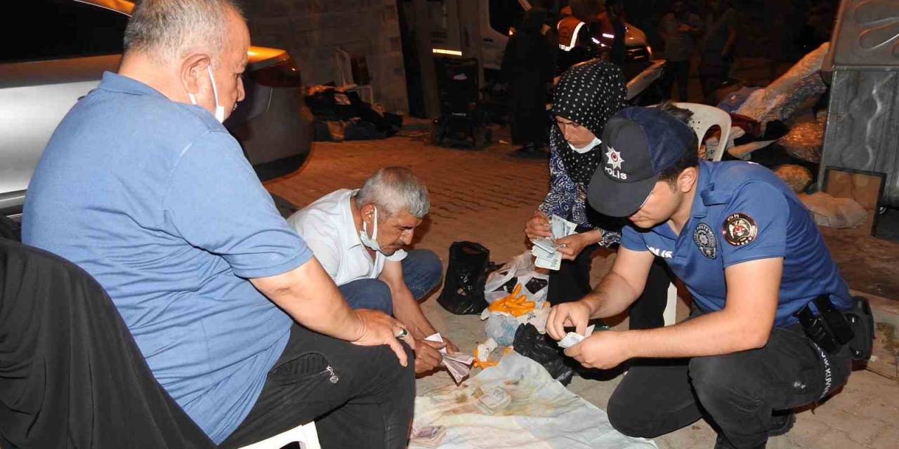 Kilis’te 13 Kamyonet Çöp Çıkan Evde Para Ve Altın Bulundu