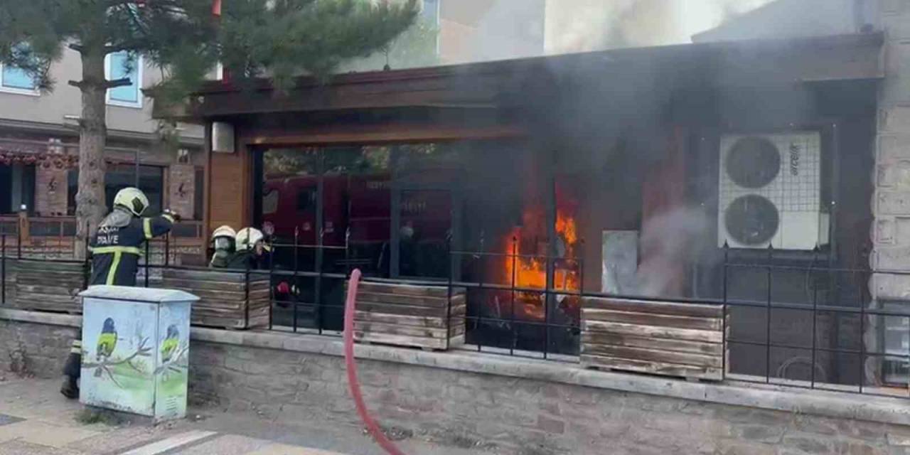 Aksaray’da Bir Kafe Alev Alev Yandı