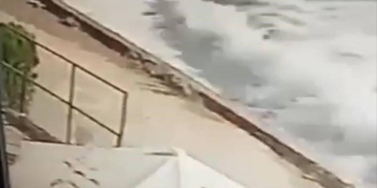 Şiddetli Rüzgar Denizi Taşırdı, Teknede Yakalanan İki Kişi Alabora Oldu
