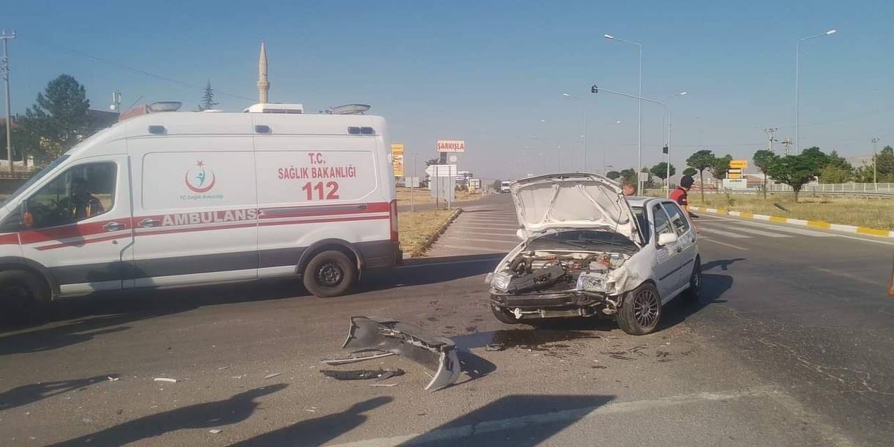 Traktör İle Otomobil Çarpıştı: 3 Yaralı