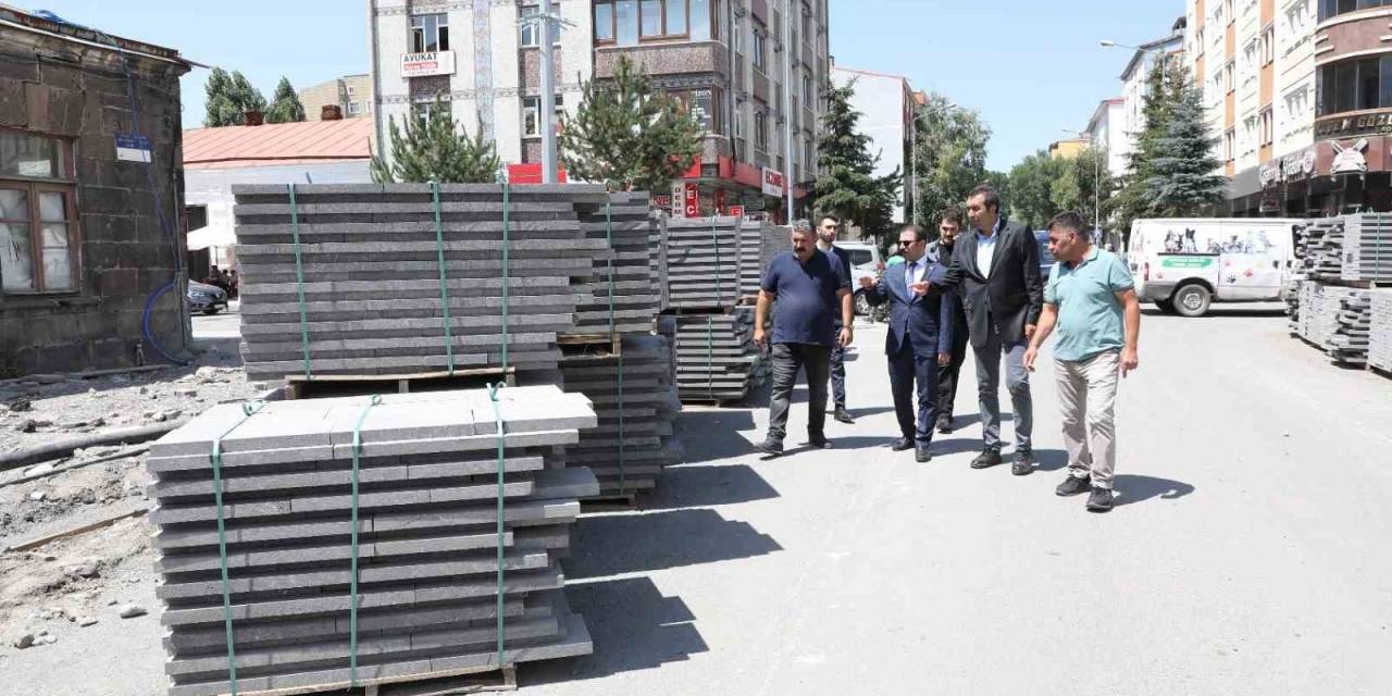 Kars’ta Yol Ve Kaldırım Çalışmaları Sürüyor