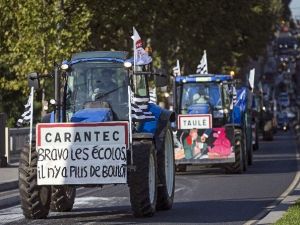 Çiftçiler Paris’i Traktörlerle İstila Etti
