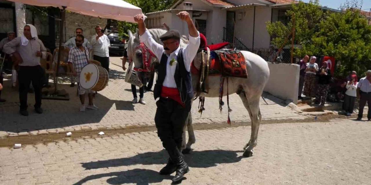 Sahibiyle Karşılıklı Harmandalı Oynayan At Şaşkınlığa Neden Oldu