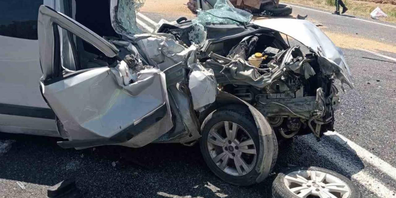 Elazığ’da Hafif Ticari Araç İle Traktör Çarpıştı: 1’i Ağır 5 Yaralı