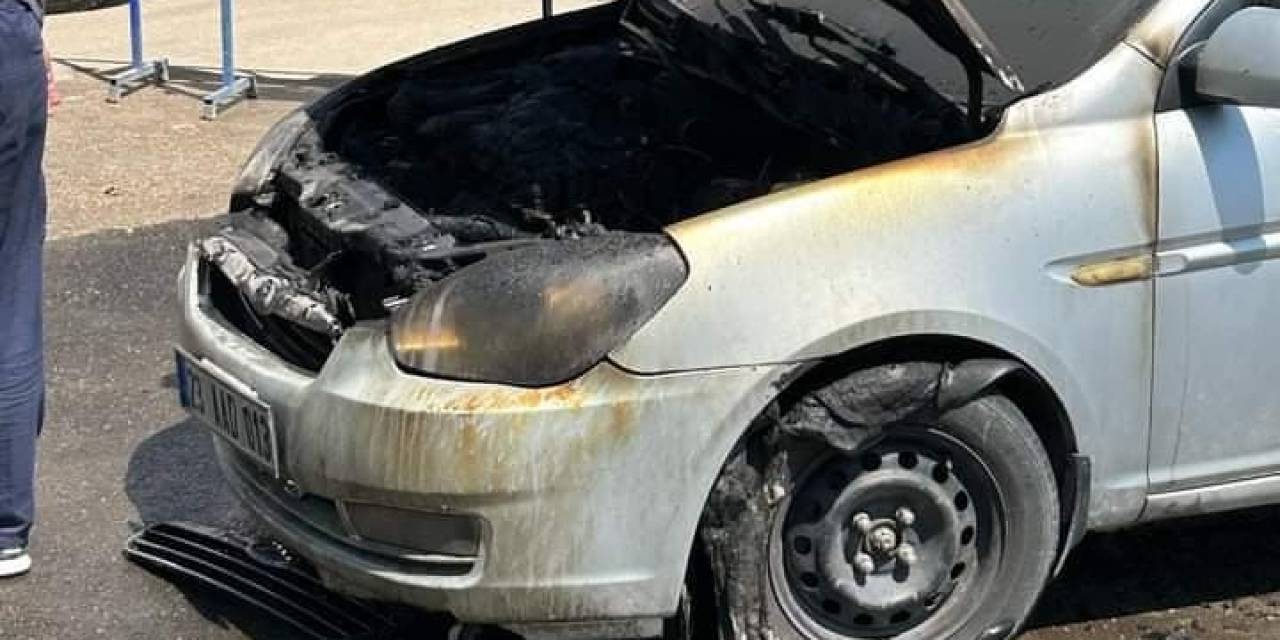 Elazığ’da Seyir Halindeki Araç Yandı
