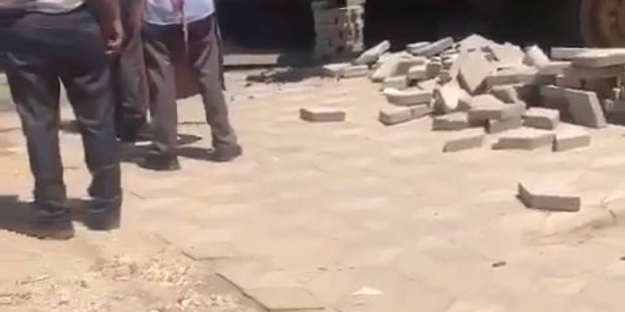 Park Halindeyken Bir Anda Hareket Eden İş Makinesi Yıkama Dükkanına Girdi