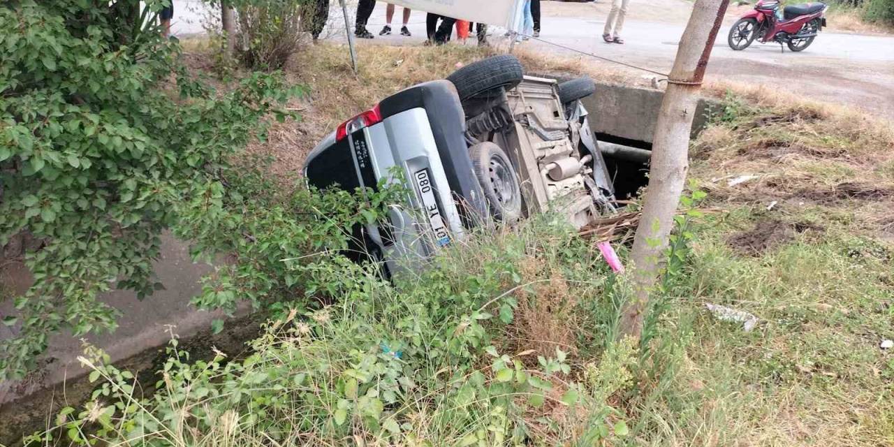 Kaza Sonrası Kanala Düşen Araçtaki 2 Kişi Yaralandı