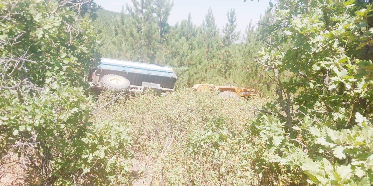 Ağaçlık Alana Devrilen Traktörün Sürücüsü Yaralandı