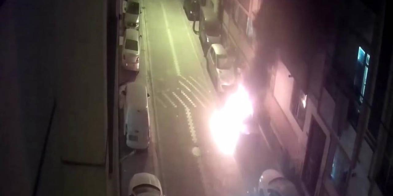 Nijeryalı Gencin Lüks Aracını Kundaklayıp Böyle Kaçtı