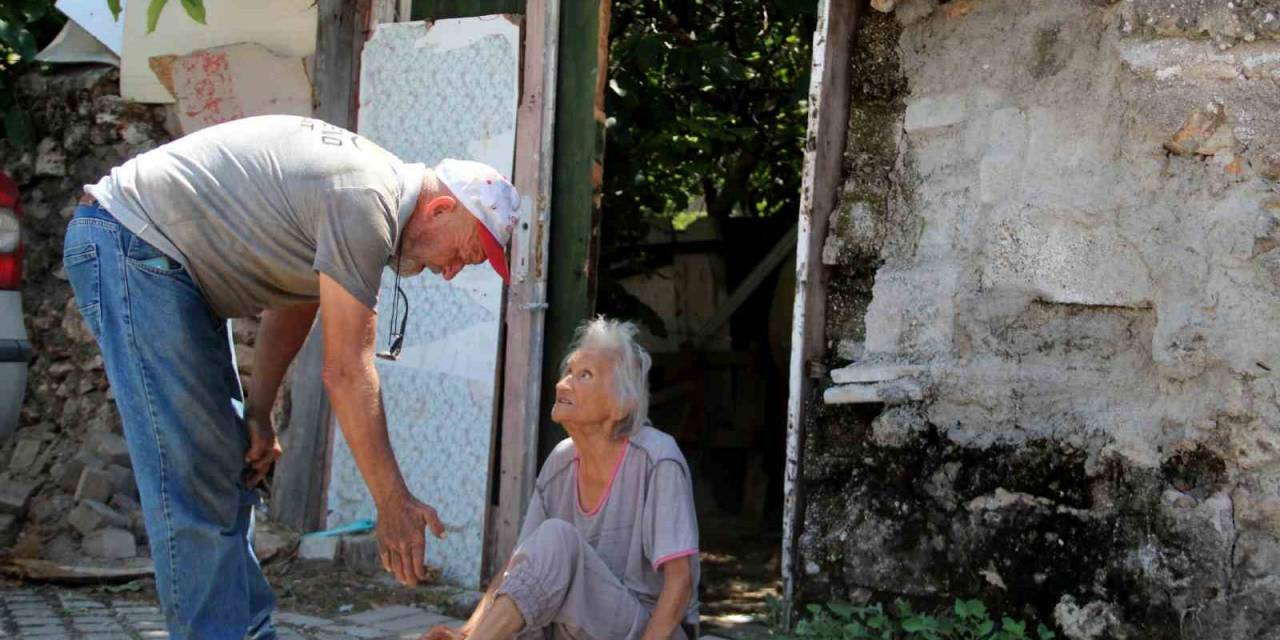 Yaşlı Ve Bakıma Muhtaç Komşusu İçin Gözyaşlarına Boğuldu